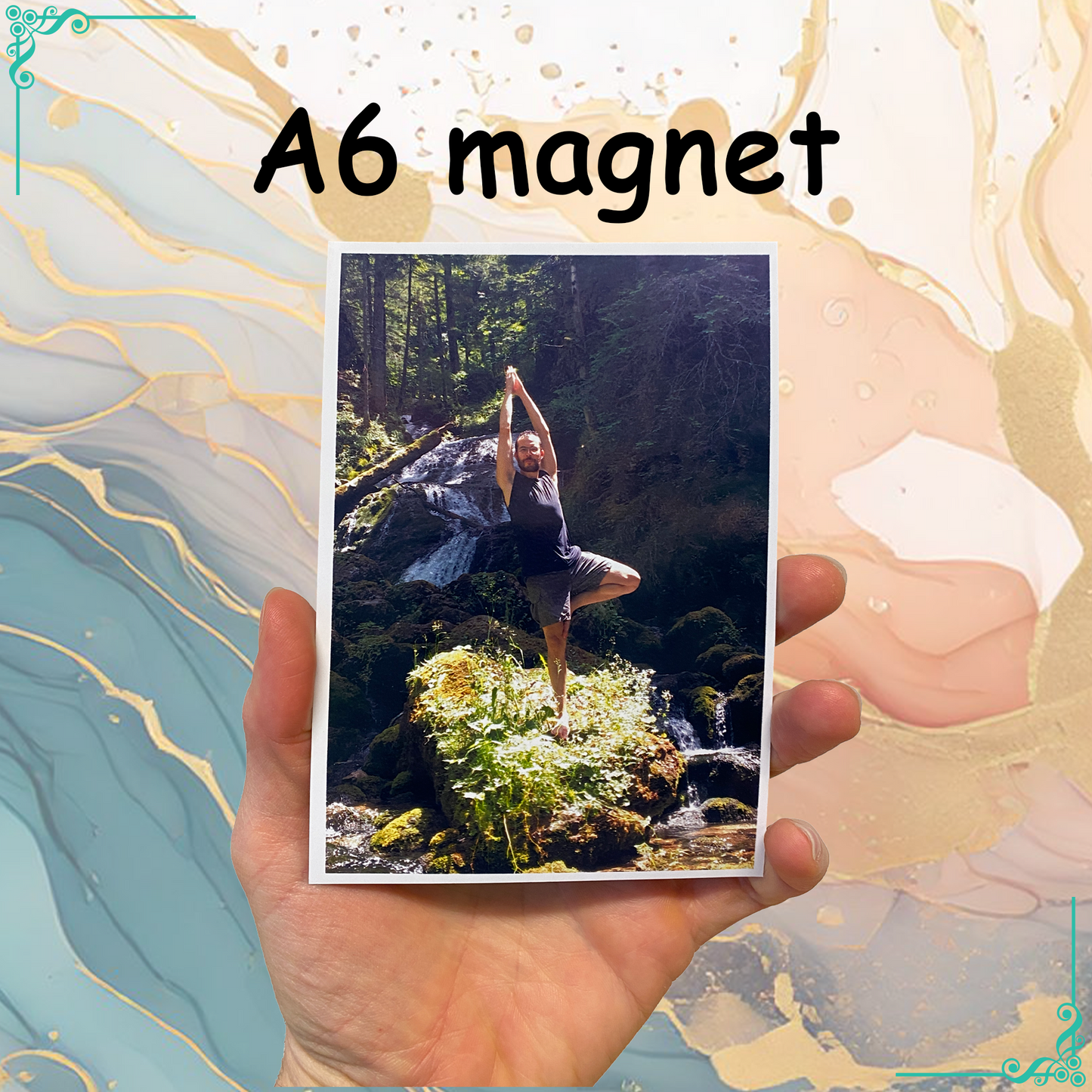 Aimant A6 avec cadre affiché dans une main. La photo montre une personne en posture de yoga dans un cadre naturel, entourée de verdure et d'une cascade. Texte au-dessus : "A6 magnet". Idéal pour personnaliser vos souvenirs.