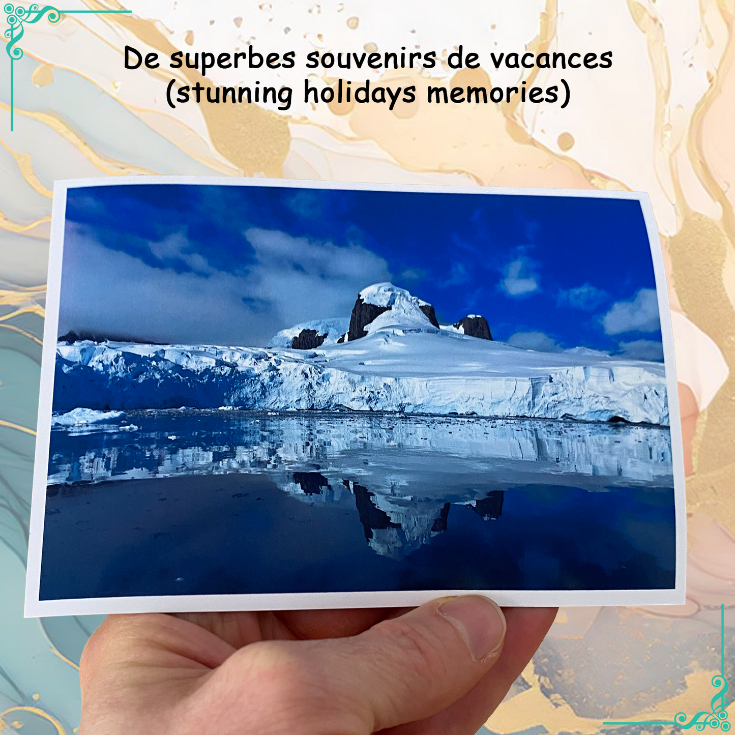Aimant avec une photo de paysage polaire, montrant des glaciers blancs réfléchis dans l'eau calme. Texte au-dessus : "De superbes souvenirs de vacances". Idéal pour immortaliser vos voyages.