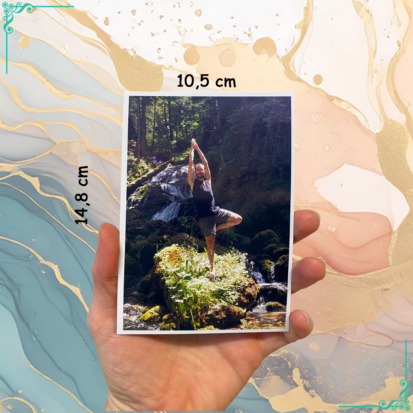 Aimant A6 avec cadre affiché dans une main. La photo montre une personne en posture de yoga dans un cadre naturel, entourée de verdure et d'une cascade. Texte au-dessus : "A6 magnet". Idéal pour personnaliser vos souvenirs.