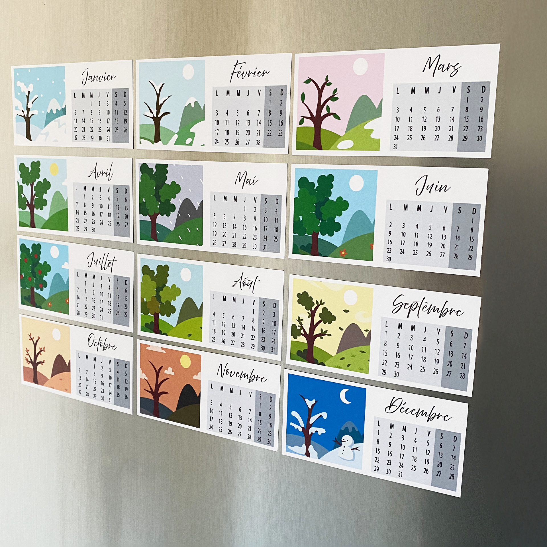 Calendrier magnétique personnalisé – Un ensemble de 12 aimants fins et flexibles, chacun représentant un mois avec une photo souvenir imprimée en haute qualité. Facile à fixer sur un réfrigérateur ou toute surface métallique, ce calendrier élégant permet d'afficher vos moments préférés tout au long de l'année. Pratique, décoratif et unique !