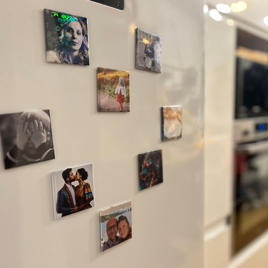 Présentation de magnets photo de haute qualité. Les magnets sont fixés sur un mur blanc. Ils offrent une impression de haute qualité, une couche de protection sur la photo et une forte magnétisation.