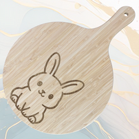 Lapin Mignon Planche à Pizza en Bambou Ø31 cm avec Poignée et Cordelette en Jute à personnaliser