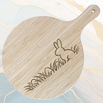Lapin Cachant des Œufs de Pâques Planche à Pizza en Bambou Ø31 cm avec Poignée et Cordelette en Jute à personnaliser