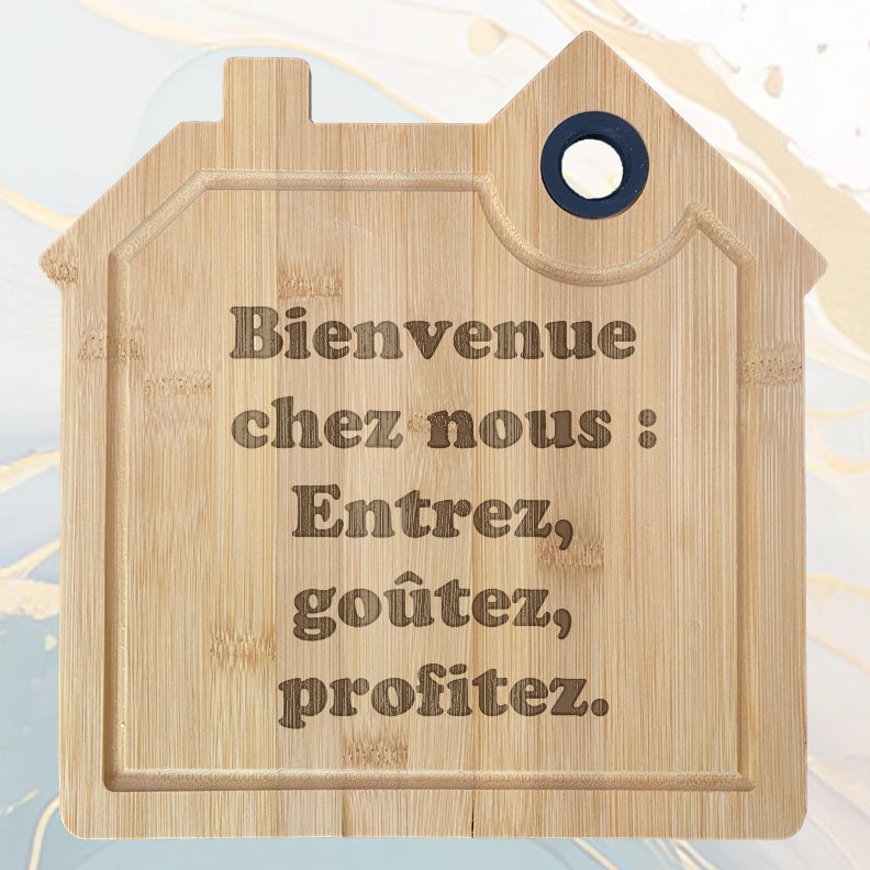 Ajoutez Votre Texte à Graver - Planche à Découper en Bambou Forme Maison avec Rainure et Poignée Silicone