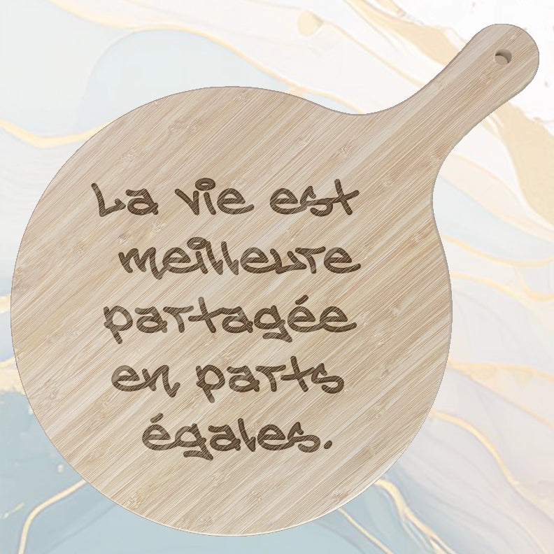 Ajoutez Votre Texte à Graver - Pizza en Bambou Ø31 cm avec Poignée et Cordelette en Jute