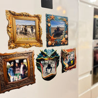 Aimants photo encadrés sur une surface blanche. Cadres variés : doré baroque avec cavaliers, bleu marin avec coquillages, dragon réaliste, et bois sculpté. À droite, texte : "Aimants Photo Encadrés de Haute Qualité" et "High Quality Framed Photo Magnets" avec détails sur l'impression et la flexibilité.