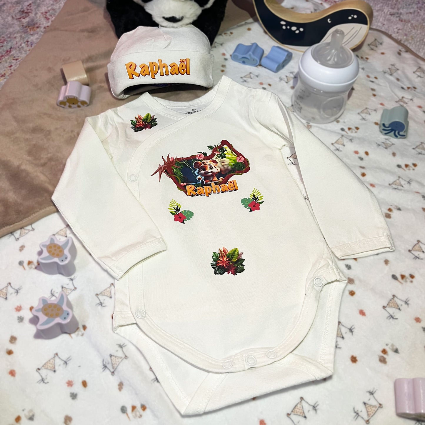 Set nascita personalizzato - body e cuffietta a tema giungla con il nome del bambino